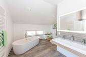 Bad mit Wanne - 