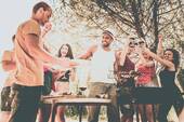 mit Freunden im Garten feiern - 
