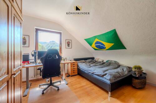 Helles Kinderzimmer mit Platz zum Spielen, Lernen und Träumen. - 
