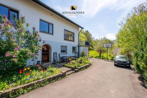 Großzügiger Freiraum vor dem Haus – bietet Stellflächen und Gestaltungsmöglichkeiten. - Einfamilienhaus mit 161,70 m² in Lichtenstein - Unterhausen zum Kaufen