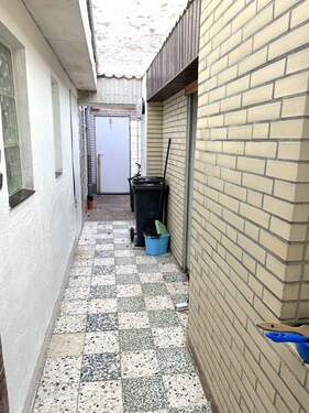 Durchgang außen zum hinteren Grundstücksteil - 