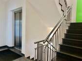Treppenhaus mit Lift - 