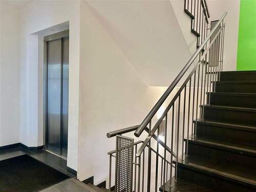 Treppenhaus mit Lift - 