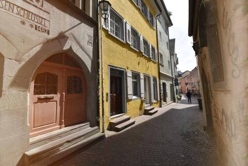 Hausansicht - Charmante und stilvoll ausgestattete 2-Zimmer-Stadtwohnung mit Balkon in begehrter Citylage