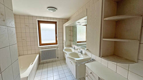 Badezimmer - 1 Zimmer Mehrfamilienhaus, Wohnhaus in Gomadingen / Wasserstetten