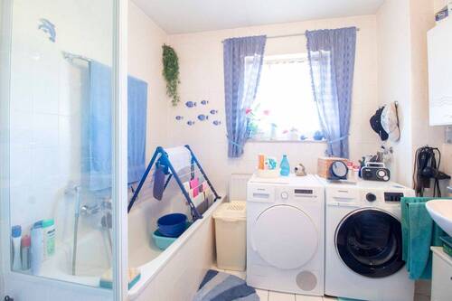 Tageslichtbad mit Wanne und Dusche - 