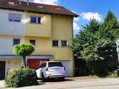 Hauseingang mit Garage und Stellplatz - 