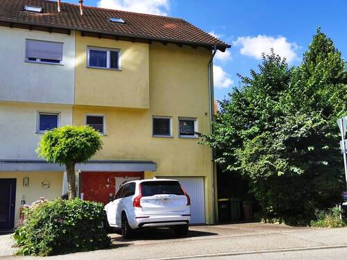 Hauseingang mit Garage und Stellplatz - 