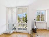 Wohnbereich / Balkon - 2 Zimmer Etagenwohnung in München