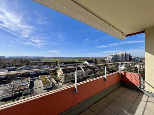 Balkon - Großzügige 4,5-Zimmer-Wohnung mit Südbalkon, Fernblick und Tiefgaragenstellplatz