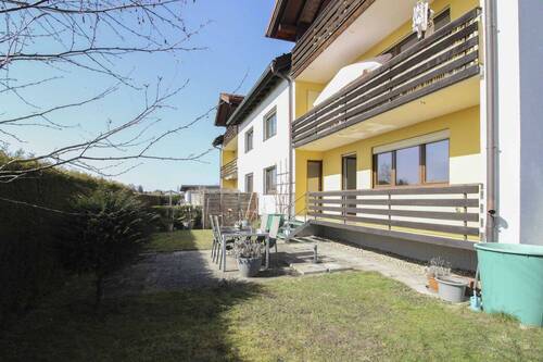Garten(1) - Gepflegte 3-Zi. Hochparterre Wohnung mit eigenem Garten, Einzelgarage und Außenstellplatz