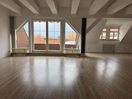 Wohnzimmer - Wohnen im Herzen von Pirna - Großzügige Dachgeschosswohnung mit Terrasse und EBK