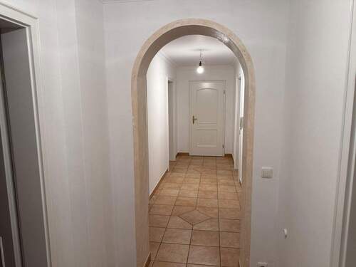 Flur - Blick von Gäste-WC - 