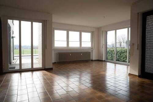 Helles Wohnzimmer mit Ausblick - 
