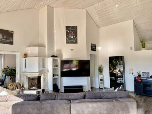 aGiebelhohes Wohnzimmer mit Kamin - 5 Zimmer Einfamilienhaus zum Kaufen in Murnau am Staffelsee