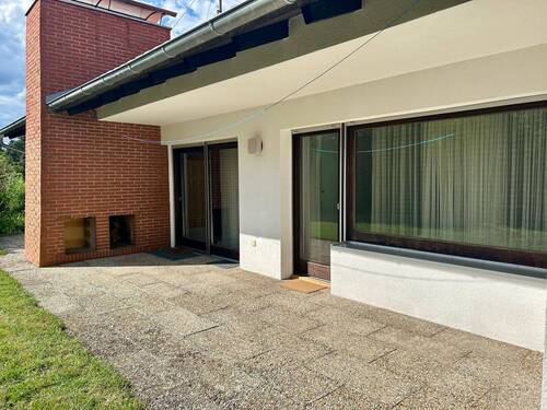 teilüberdachte Terrasse mit Außenkamin - 