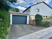 Garage und Stellplatz - 