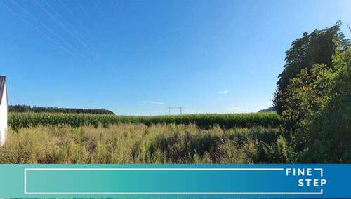 FINESTEP IMMOBILIEN - Baugrundstück in ruhiger Wiesenrandlage mit 1090m² Baugenehmigung für Ihr Haus bereits vorhanden