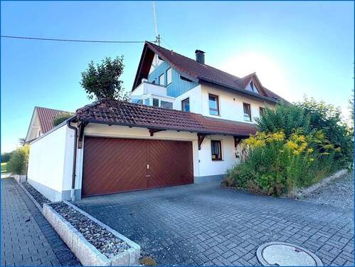 TITEL - Attraktives Generationshaus (2 FH), zwei großen Garagen und schöner Fernsicht, in ruhiger Ortsrandlage!