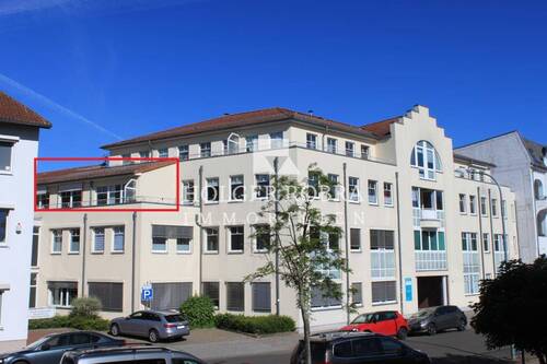 Wohn- und Geschäftshaus - Helle Büroeinheit mit großem Balkon!