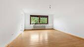 Wohnzimmer 1 - Großzügige 4-Zimmer-Wohnung mit Loggia - Ruhig, gepflegt und bezugsfrei