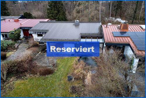 Luftbild - Bezugsfreies, großzügiges Wohnhaus in ruhiger Waldrandlage von Singen mit Doppelgarage.