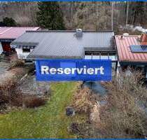 Bezugsfreies, großzügiges Wohnhaus in ruhiger Waldrandlage von Singen mit Doppelgarage.