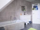 geräumiges Bad mit Wanne und Dusche - 
