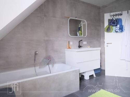 geräumiges Bad mit Wanne und Dusche - 