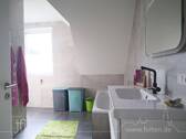 geräumiges Bad mit Wanne und Dusche - 