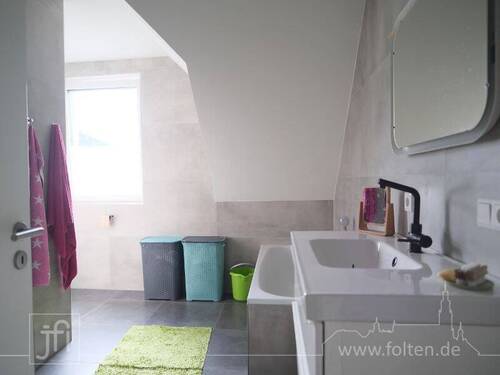 geräumiges Bad mit Wanne und Dusche - 