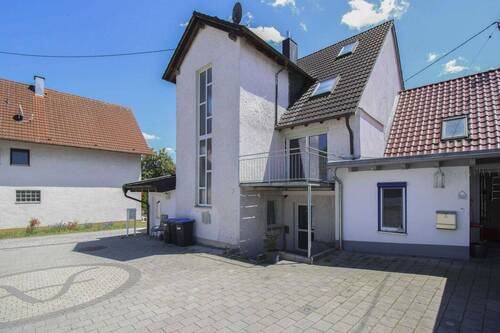 Gebäudeansicht - Einziehen, vermieten, profitieren - 3-Parteienhaus mit sofort beziehbarer Einheit - AB Effizienz