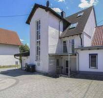 Einziehen, vermieten, profitieren - 3-Parteienhaus mit sofort beziehbarer Einheit - AB Effizienz - Nersingen