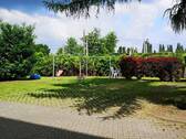 Teilansicht Grundstück, Wäschetrockenplatz und Sitzecke im Sommer - 