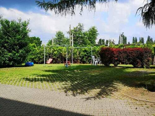 Teilansicht Grundstück, Wäschetrockenplatz und Sitzecke im Sommer - 
