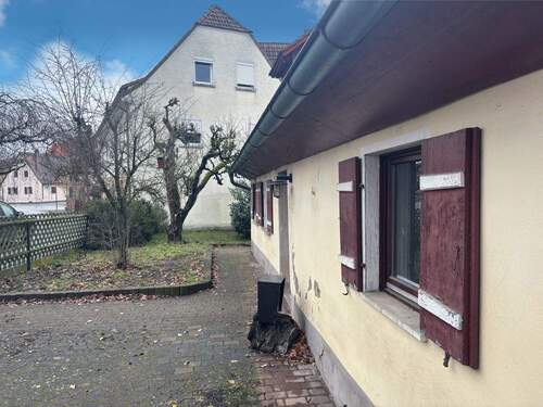 Seitliche Ansicht1 - 7 Zimmer Einfamilienhaus in Nürnberg