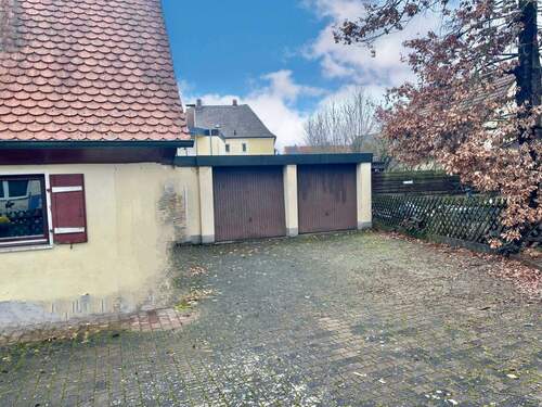 Doppelgarage / Vorhof - Einfamilienhaus mit 145,00 m&sup2; in Nürnberg zum Kaufen