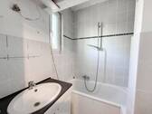 Badezimmer mit Wanne - 