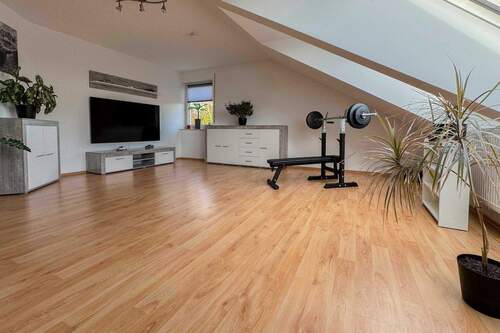 Wohnzimmer - Etagenwohnung mit 86,10 m&sup2; in Obermichelbach zum Kaufen