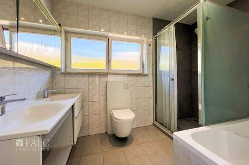 Badezimmer mit Dusche und Badewanne - 