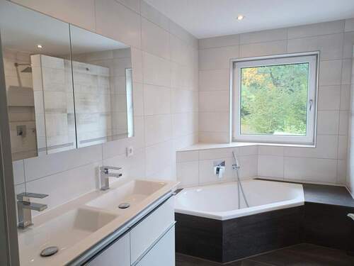 Bad im OG mit Wanne - 