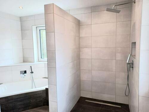 große bodengleiche Dusche - 