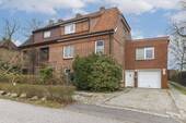 Hausansicht - Gepflegtes 5-Zi.-Zuhause mit Garten, ausbaufähigem Gästehaus und Garage