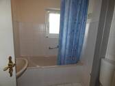 Bad mit Wanne der OG-Wohnung - 