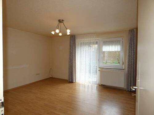 Wohnzimmer im EG - Zugang Terrasse - 