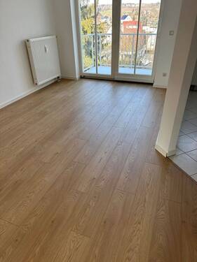 helles Wohnzimmer, Balkon - 2 Zimmer Etagenwohnung in Zwickau