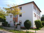 Hausansicht - Sehr gepflegt und fast wie neu! Vermietete 3-Zi.-OG-Wohnung mit Süd-Balkon