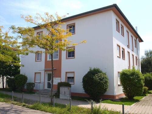 Hausansicht - Sehr gepflegt und fast wie neu! Vermietete 3-Zi.-OG-Wohnung mit Süd-Balkon