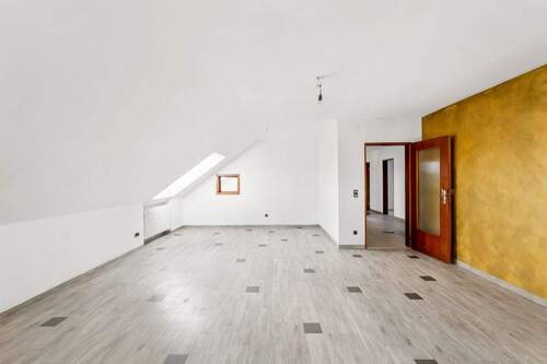 Wohn-Essbereich - Ihr neues Zuhause - Großzügige 3,5-Zi-Wohnung mit Gartenanteil und Carport in Seukendorf