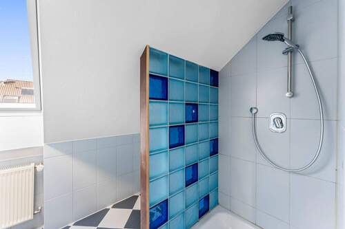 Tageslichtbad mit Dusche - 4 Zimmer Etagenwohnung in Seukendorf